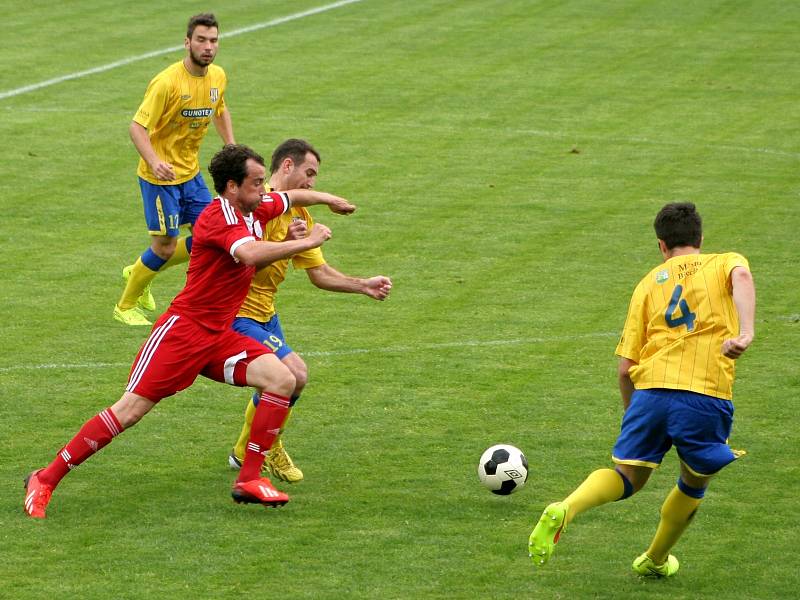 Fotbalisté Břeclavi (ve žlutém) podali proti Uničovu jeden z nejhorších výkonů jara.