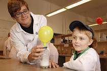 Děti z břeclavské mateřské školy Kupkova si vyzkoušely ve středu v budově tamního gymnázia různá cvičení z chemie, biologie a fyziky. Patřilo mezi ně nafukování balonku nebo "vaření" chemické kaše.