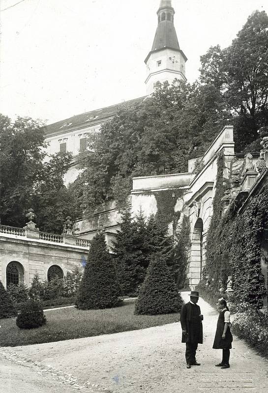 Čestné nádvoří mikulovského zámku, před. rokem 1945.