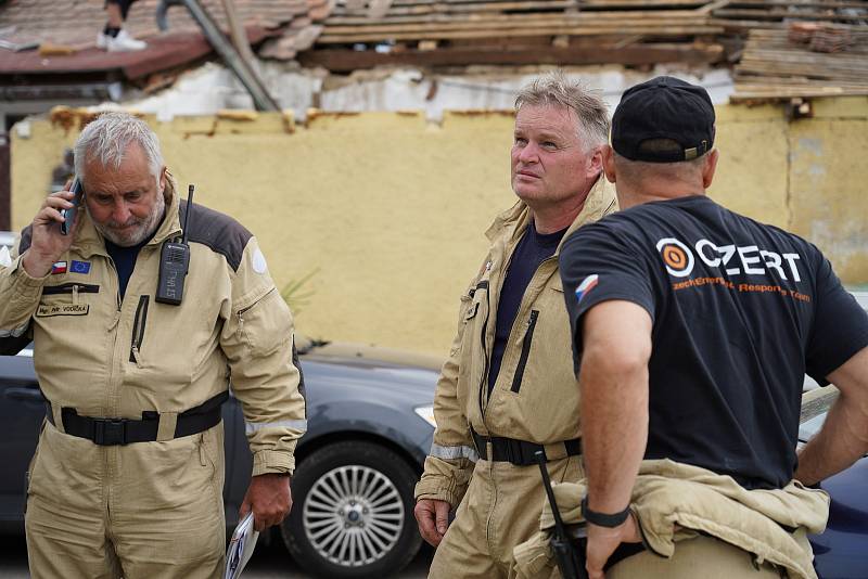 Speciální USAR tým na vyhledávání lidí ze zavalených domů zasahoval v pátek v Moravské Nové Vsi na Břeclavsku, 25. června 2021.