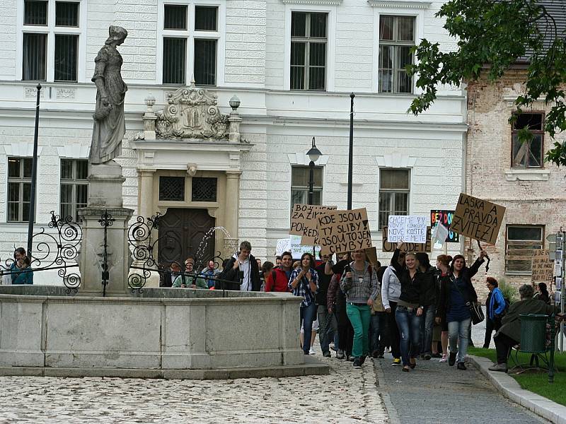 Nespokojení demonstranti prošli Valticemi.