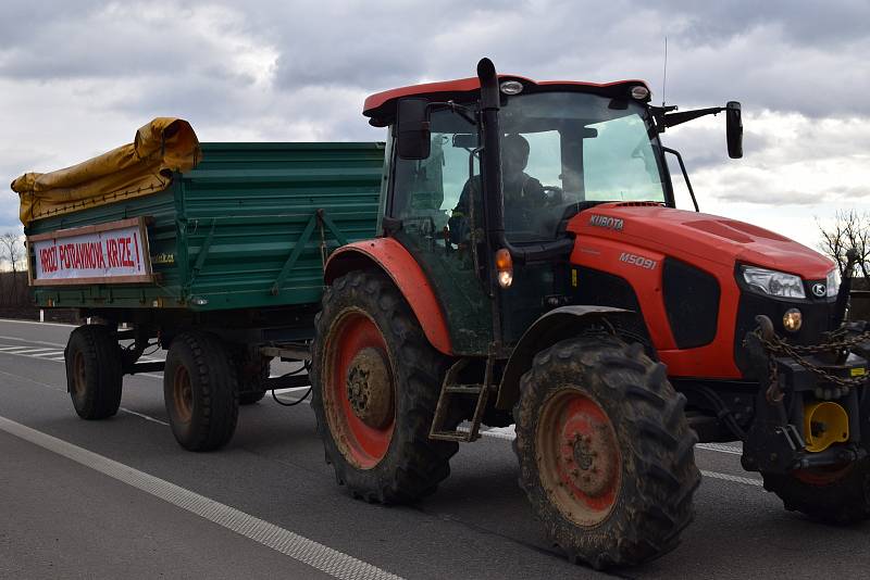 Také zemědělci na Břeclavsku se zapojili do protestní jízdy za rovné podmínky. Na snímku ti ze Zemědělského družstva v Sedleci.