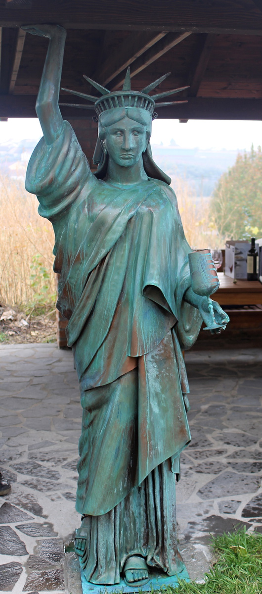 Kravihorská socha Svobody má smutný výraz. Asi málo pila, vtipkovali lidé -  Břeclavský deník