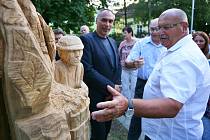 Socha Charváta má symbolizovat zástupce skupiny lidí, kteří na jižní Moravu přišli před téměř pěti sty lety. Autorem díla je starobřeclavský řezbář Josef Fröhlich.