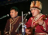 Altai Kai předvádí hrdelní zpěv.