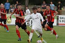 Fotbalisté Lanžhotu (v bílých dresech) v podzimním duelu podlehli Hodonínu 0:1.