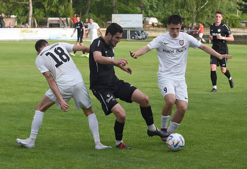 Fotbalisté Lanžhota (v bílém) remizovali se Žďárem nad Sázavou 2:2.