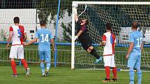 Fotbalisté Lednice (v modrém) podlehli Moravské Slavii Brno 1:2.