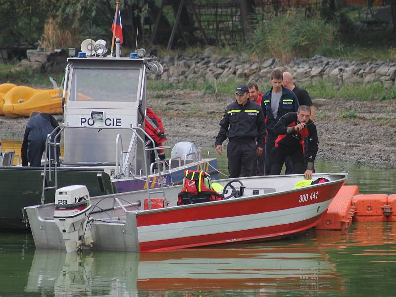 Na dolní nádrži na Nových Mlýnech začali v pondělí odpoledne s odstřely překážek ukrytých pod hladinou.