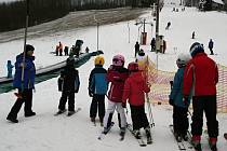 Na sjezdovce mezi vinohrady v Němčičkách už děti v kurzech i další zájemci lyžují na sněhu. Díky sněhovým dělům a teplotám pod nulou.