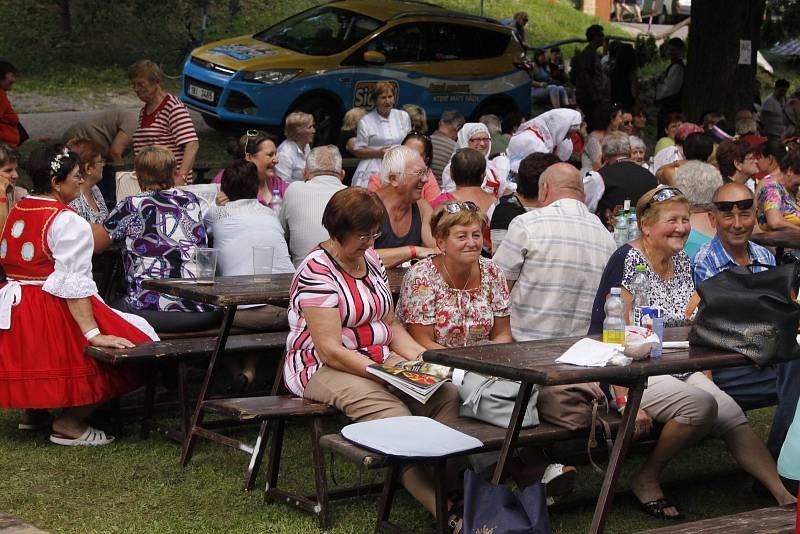 Milovníci folkloru a krojů si dali v sobotu setkání ve Starovicích. V tamním areálu U Myslivny se sešlo okolo tří stovek krojovaných z Břeclavska i dalších regionů. Přijeli dokonce i folkloristé ze Slovenska.