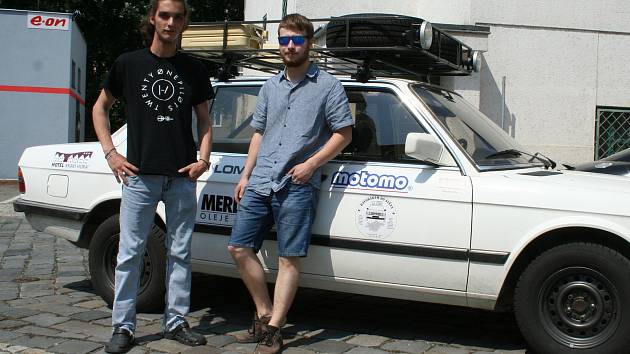 Mladí dobrodruzi Adam Stohanzl a Jaromír Toncr se vypraví na dalekou cestu třicet let starým BMW.