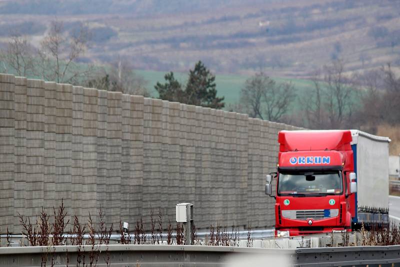 Protihluková stěna na dálnici D2, ilustrační foto.