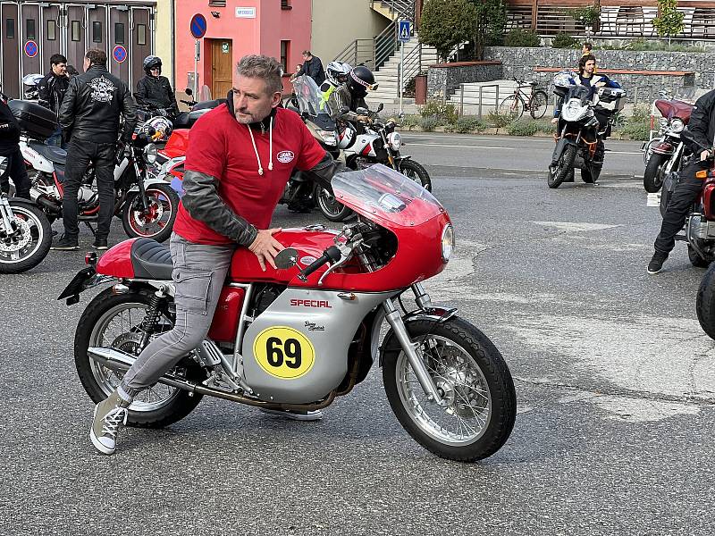 Motorkáři vyrazlii z Velkých Bílovic na šestou Cestu časem.