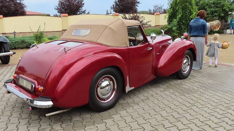 Pálavský Oldtimer přilákal na Břeclavsko desítky elegantních veteránů