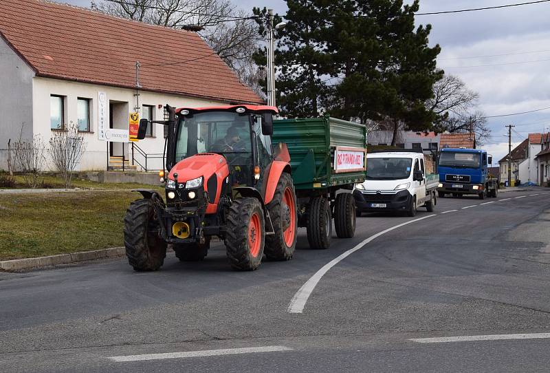 Také zemědělci na Břeclavsku se zapojili do protestní jízdy za rovné podmínky. Na snímku ti ze Zemědělského družstva v Sedleci.