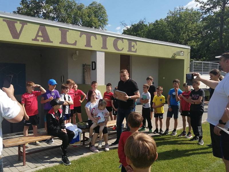 Slavnostního odpoledne ve Valticích a předání šeku z charitativní akce Hrajeme pro Aleše se zúčastnil také fotbalový internacionál Horst Siegl.