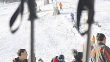 Na pomu, která vyváží malé i velké lyžaře nad kopec, stojí v pátek dopoledne fronty. Instruktoři i rodiče se zejména věnují dětem od tří let nahoru. Rozběhla se i školička pro děti, které se nedostaly do dlouhodobého kurzu.