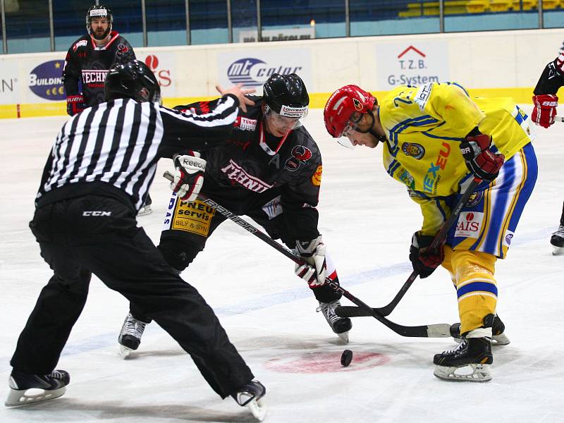 Břeclavští hokejisté (ve žlutém) porazili brněnskou Techniku 3:2 v prodloužení.