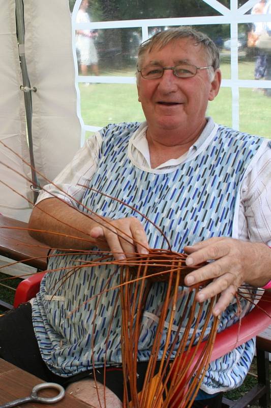 Historicky první Setkání přátel jižní Moravy hostil v sobotu přírodní areál ve Starovicích. V průvodu obcí šla více než stovka krojovaných z řady obcí nejen Břeclavska, ale i dalších jihomoravských regionů.