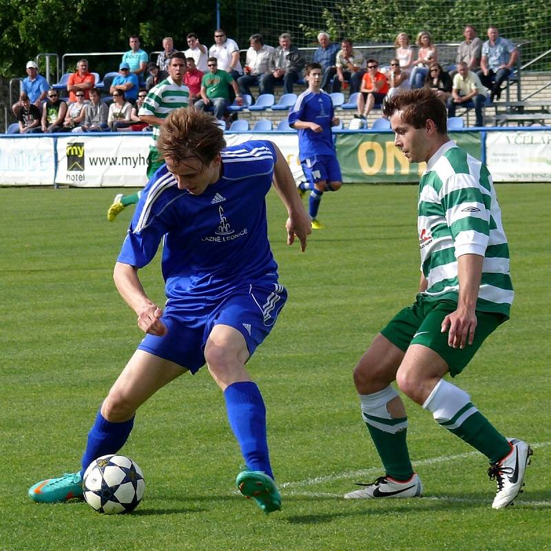 Ledničtí fotbalisté (v modrém) po poločase otočili zápas s Bořeticemi.