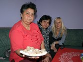 Julie Kotlárová (s cukrovím), sestra Marta Suchá (uprostřed) a vedoucí azylového domu v Břeclavi Veronika Heklová si při setkání mají o čem povídat.