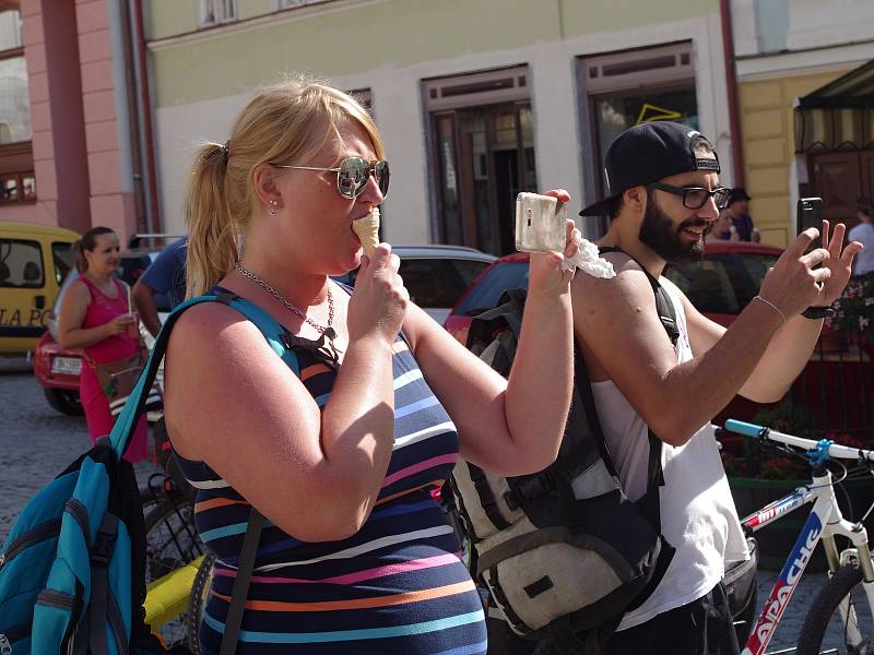 Návštěvníky v ulicích Mikulova bavila v sobotu dopoledne vystoupení folkorních souborů. Připravil je festival Sousedé.