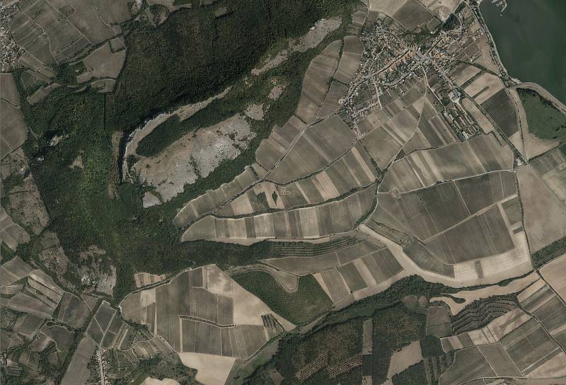 Nové letecké snímky Chráněné krajinné oblasti Pálava ukazují, jak se změnil ráz této oblasti během dvou let. Na snímku Děvín v srpnu 2018