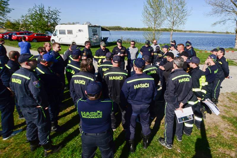 Dobrovolní hasiči cvičili zásahy u povodní. Příprava se uskutečnila na břehu horní nádrže Nové Mlýny v katastru Pasohlávek.