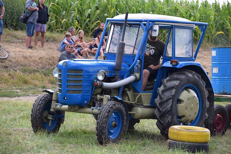 V Podivíně měli sraz majitelé továrních i doma vyrobených traktorů