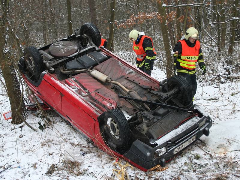 Auto převrácené mezi Břeclaví a Valticemi našli hasiči bez řidiče. 