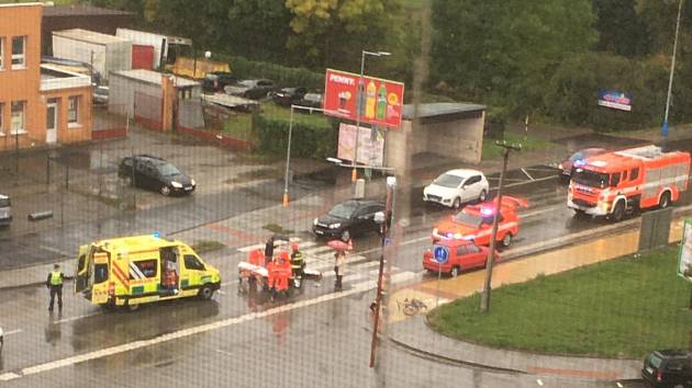 Muž v důchodovém věku se zrovna projížděl po Bratislavské ulici, když ho srazilo osobní auto.