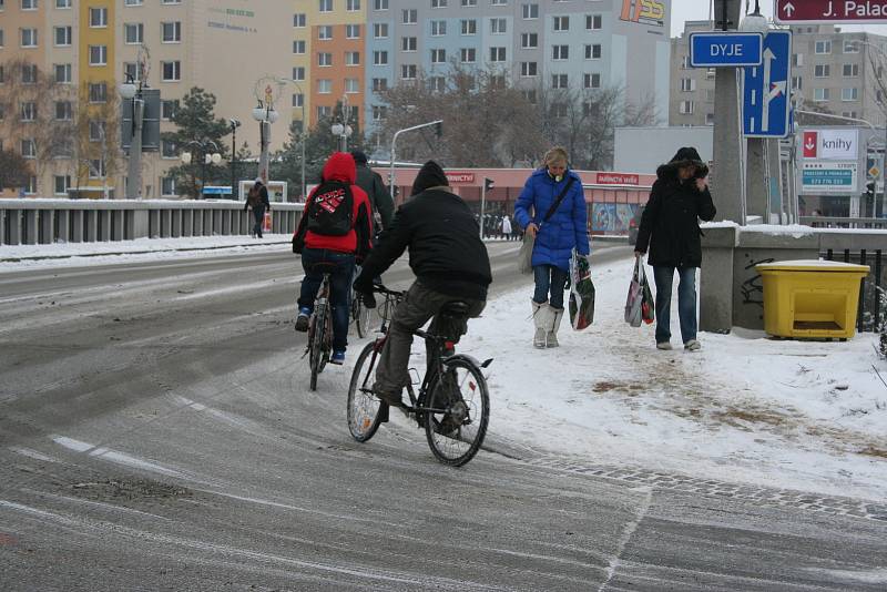 Cyklisté v Břeclavi v roce 2012.
