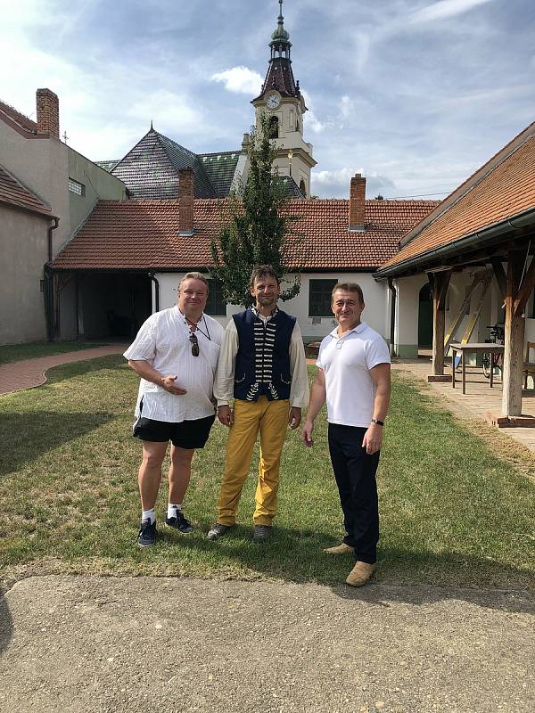 Turista v kroji Marek Šalanda publikuje po jednadvacet dní na svém facebooku Za humna s Markem Šalandou veselé příběhy, které nasbíral na svém putování Slováckem. Vyjít z nich má v létě i kniha.