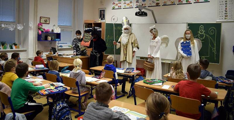 O radost z návštěvy Mikuláše žáci ve Velkých Němčicích ochuzeni nebyli. FOTO: Archiv školy