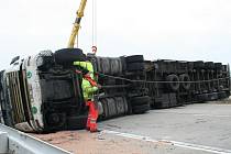 Několikahodinové uzavření dálnice si vyžádala dopravní nehoda, která se stala v pondělí (14. prosince) brzy ráno na dálnici poblíž Rakvic. Kamion zastavil provoz na dálnici, když zablokoval celkem tři jízdní pruhy.