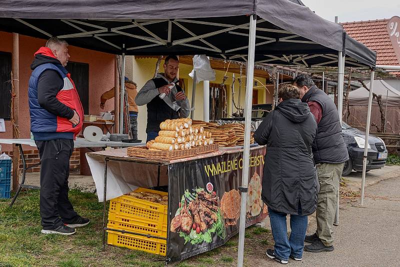 Milovníci dobrých vín zamířili do Velkých Bílovic na putování Ze sklepa do sklepa.