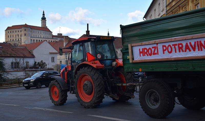 Také zemědělci na Břeclavsku se zapojili do protestní jízdy za rovné podmínky. Na snímku ti ze Zemědělského družstva v Sedleci.