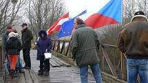 Do ledové Dyje se ponořilo u Pohanska přes osmdesát plavců.