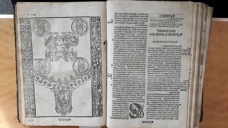 Boleradičtí mají zpět doma cenný výtisk Melantrichovy bible z roku 1560.