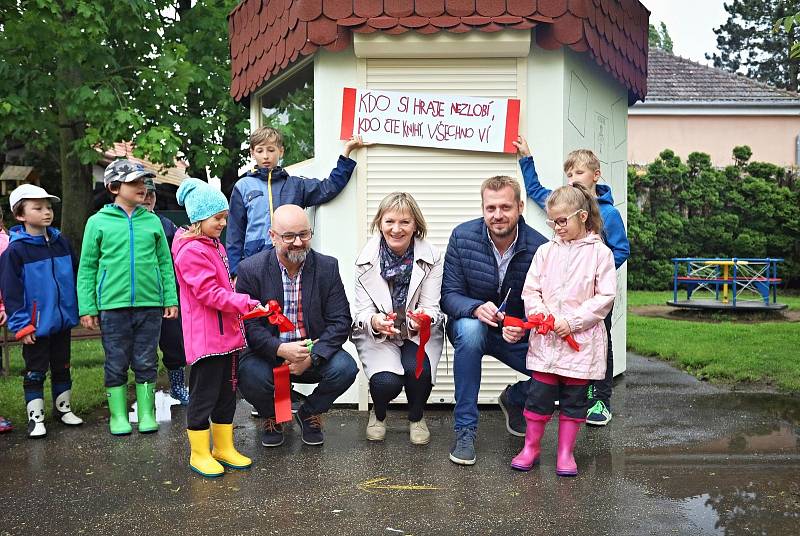 Děti z Mateřské školy Okružní mají novou knihovnu v zahradě.