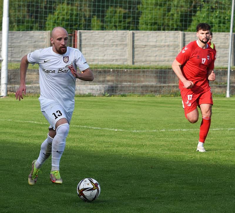 Fotbalisté Lanžhota (v bílém) remizovali se Startem Brno 1:1.