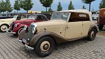 Pálavský Oldtimer přilákal na Břeclavsko desítky elegantních veteránů