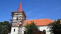 Oprava střechy rakvického kostela, jejíž součástí bude i výměna kupole.