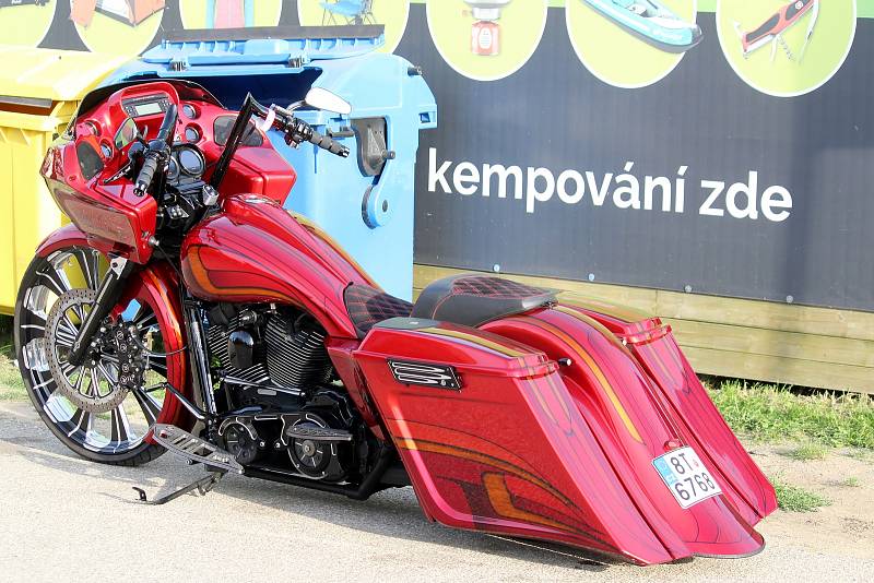 Pasohlávecký autokemp Merkur obsadili od čtvrtka do neděle motorkáři. Konal se tam odložený Euro Bike Fest.