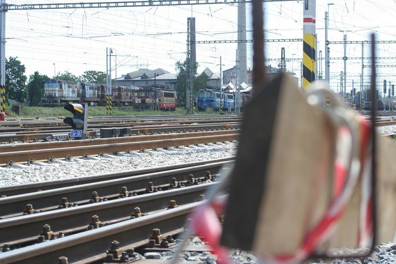 Rekonstrukce břeclavské železniční stanice postoupí začátkem června do další fáze. Ve střední části stanice létaly od kolejí jiskry i v pondělí. Stavebníky při tom míjely vlaky.