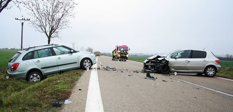 Nehoda dvou osobních aut se stala na silnici mezi Moravskou Novou Vsí a Mikulčicemi.