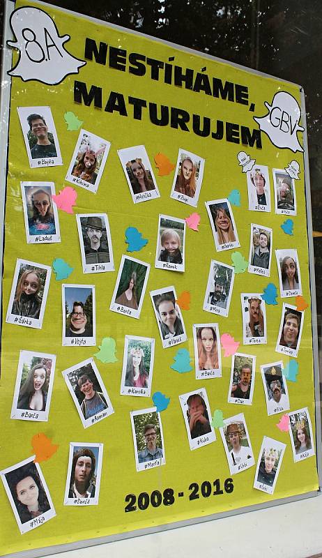 NESTÍHÁME, MATURUJEM. Tak zní heslo studentů osmého ročníku břeclavského gymnázia. Na fotografiích mají různě upravené obličeje a připomínají na nich osoby z jiného světa. V různých provedeních. 
