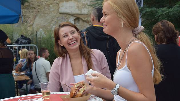 Desítky netradičních burgerů mohou ochutnat po celý víkend lidé v Mikulově. Do města pod Pálavou totiž zajel Burger Street Festival.