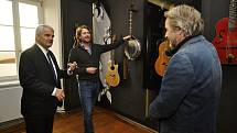 Z ilegální garáže až na americký trh vybudoval firmu na výrobu kytar František Furch z Velkých Němčic. Na snímku ukazuje jeho syn Petr americkému velvyslanci Stephenu Kingovi jeho první vyrobené banjo.